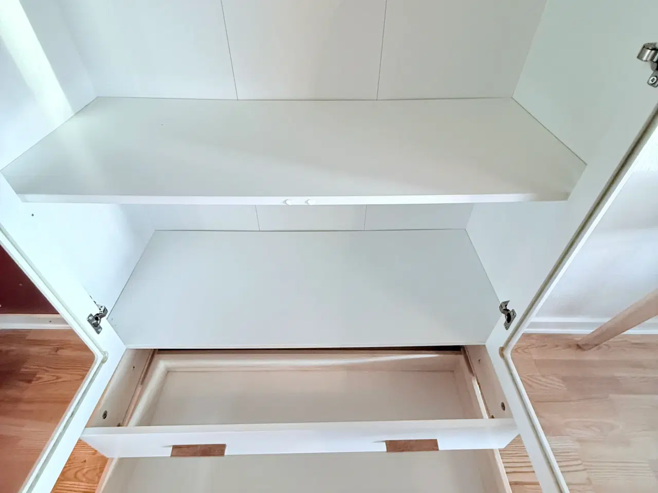 Billede 2 - Hvidt vitrineskab med glaslåger