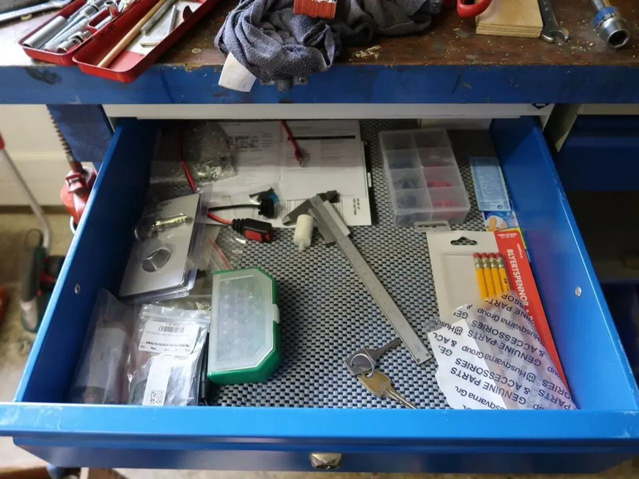 Billede 15 - Arbejdsbord med skruestik samt værktøjstavle med div. Værktøj