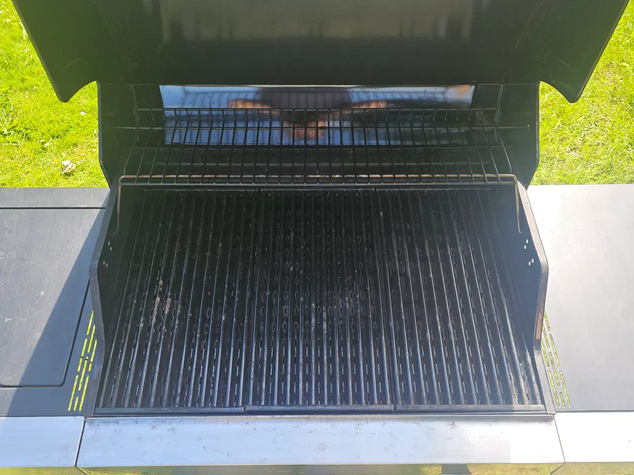 Billede 5 -  Stor Char-Broil gasgrill med 3 brændere & overtræ