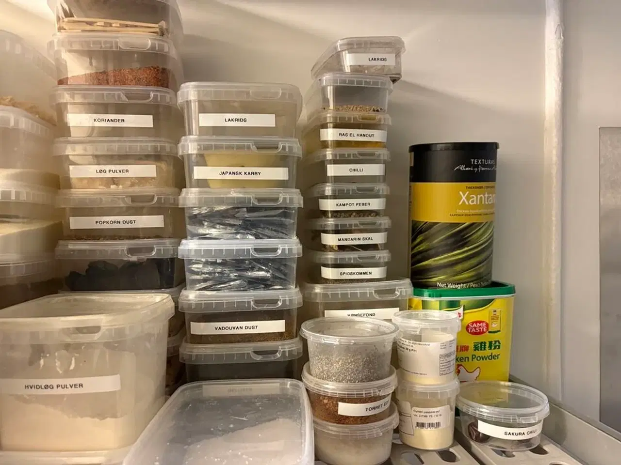 Billede 2 - 2 stk. Reoler med indhold