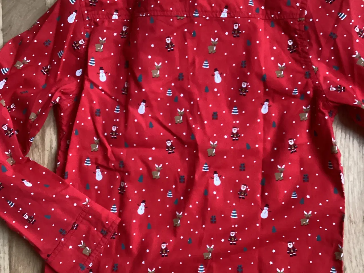 Billede 2 - Rød skjorte med julemotiv