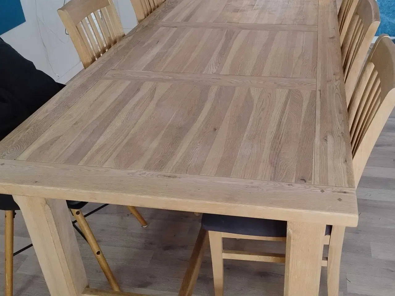 Billede 2 - Stort velholdt spisebord i egetræ 