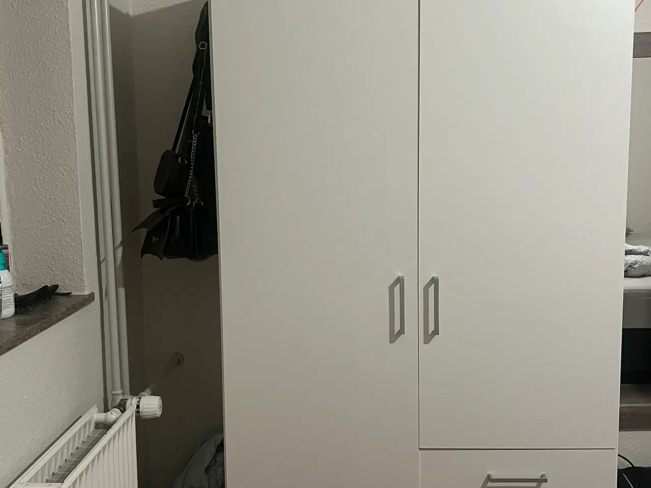 Billede 1 - Skab til salg