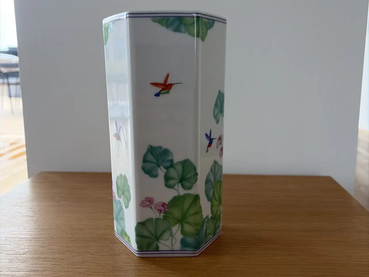 Billede 1 - Royal Copenhagen “Colibri” sekskantet porcelænsvas