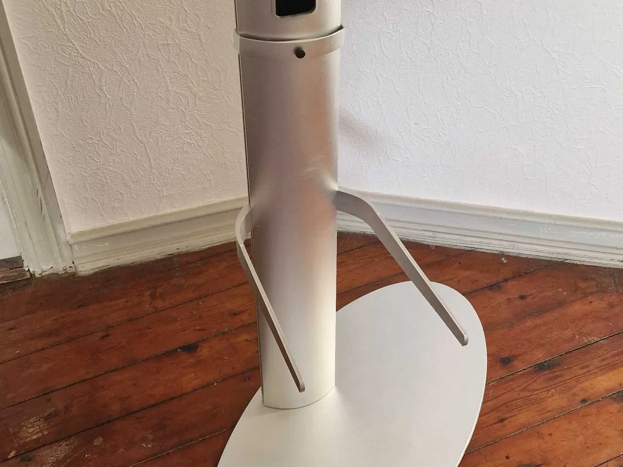 Billede 2 - TV sokkel i grå metal/plast.