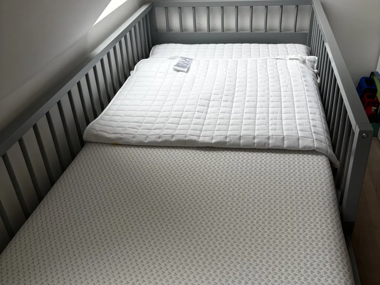 Billede 2 - Børneseng med tremmeåbning - aldrig brugt