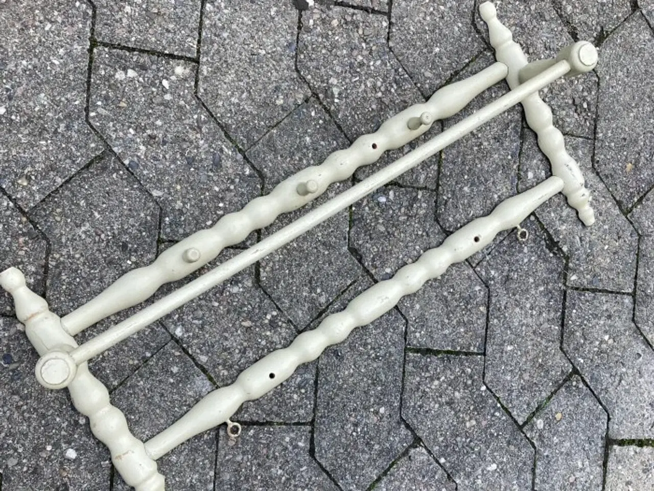 Billede 1 - Gammel knage – også stang til tørklæder 