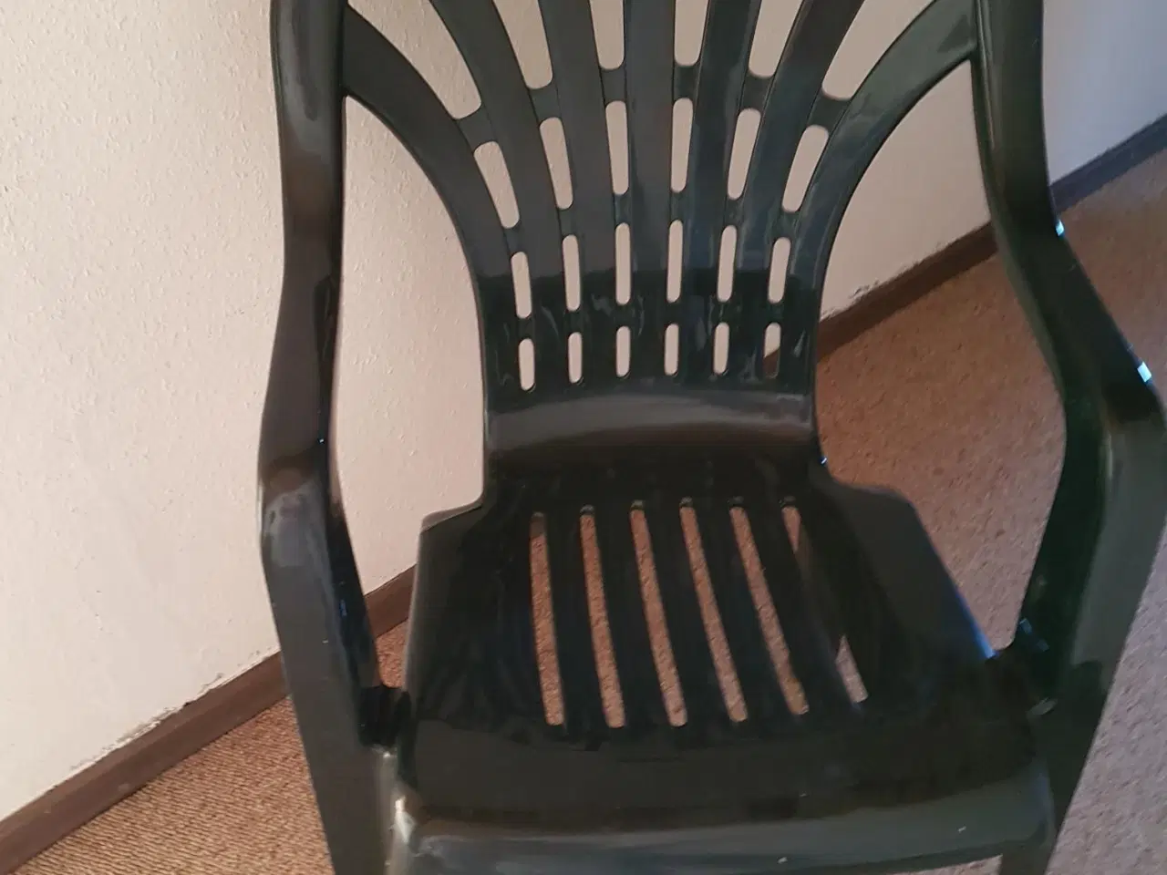Billede 2 - Stabelbare plaststole med hynder