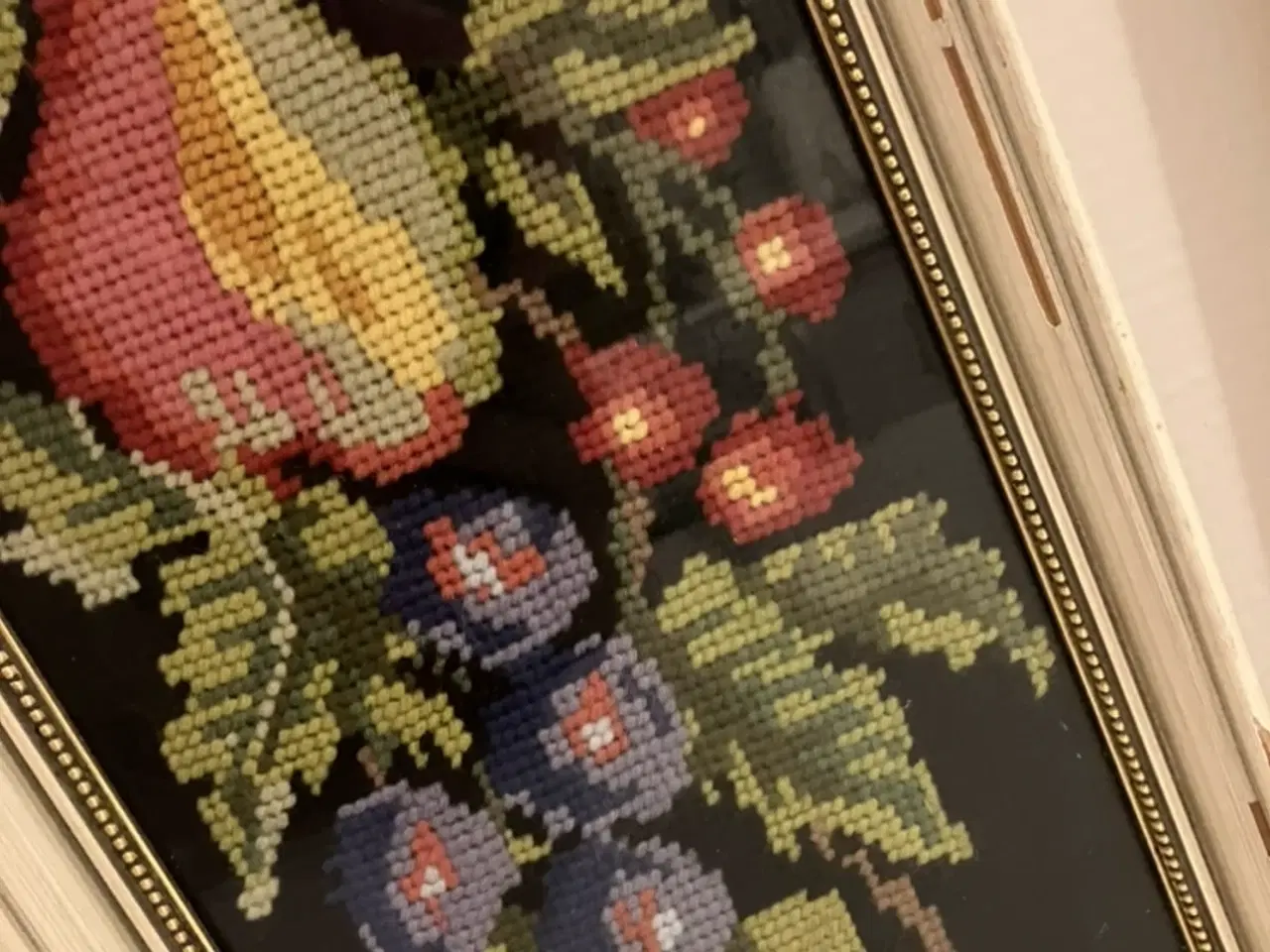 Billede 3 - Skønne broderier i glas og ramme