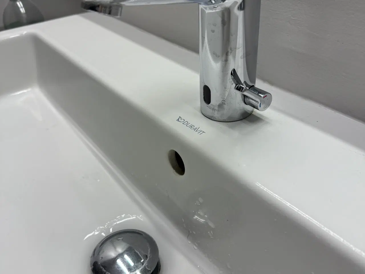 Billede 2 - Håndvask m. bord og vandhane