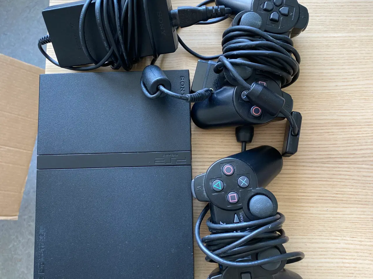 Billede 1 - Playstation 2 med tilbehør der kan ses på billedet
