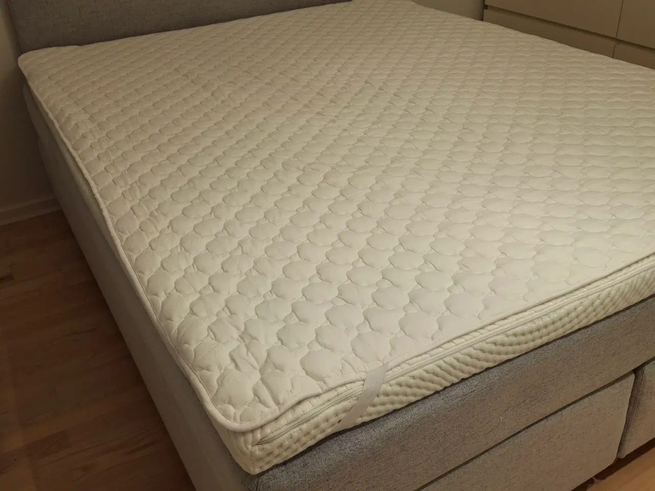 Billede 2 - Super lækker grå kontinentalseng incl. Sengegavl