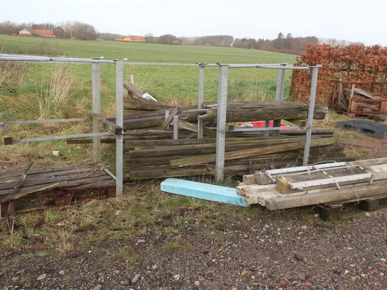 Billede 2 - Div. Barreller med træ, tagplader, stolper m.m.