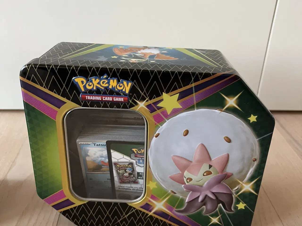 Billede 3 - 🎁 Pokémon kort i flot tin – 235 stk pokemonkort