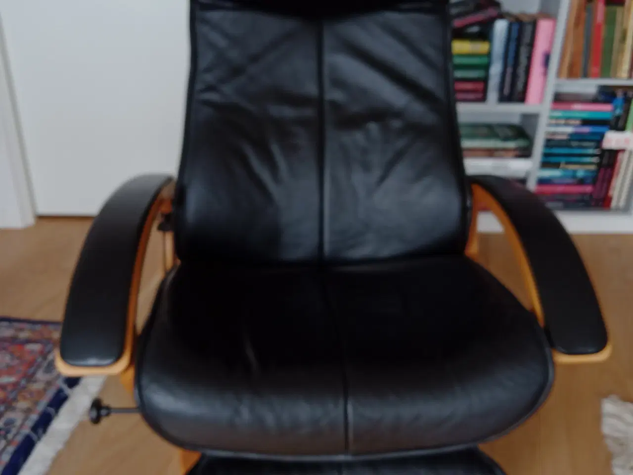 Billede 1 - Lænestol i sort læder 