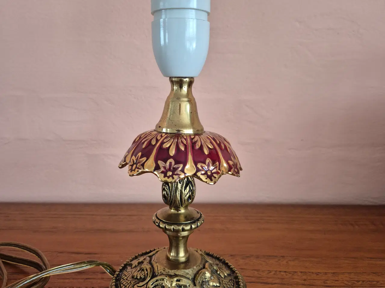 Billede 1 - Sød messinglysestage med vinrød overdel