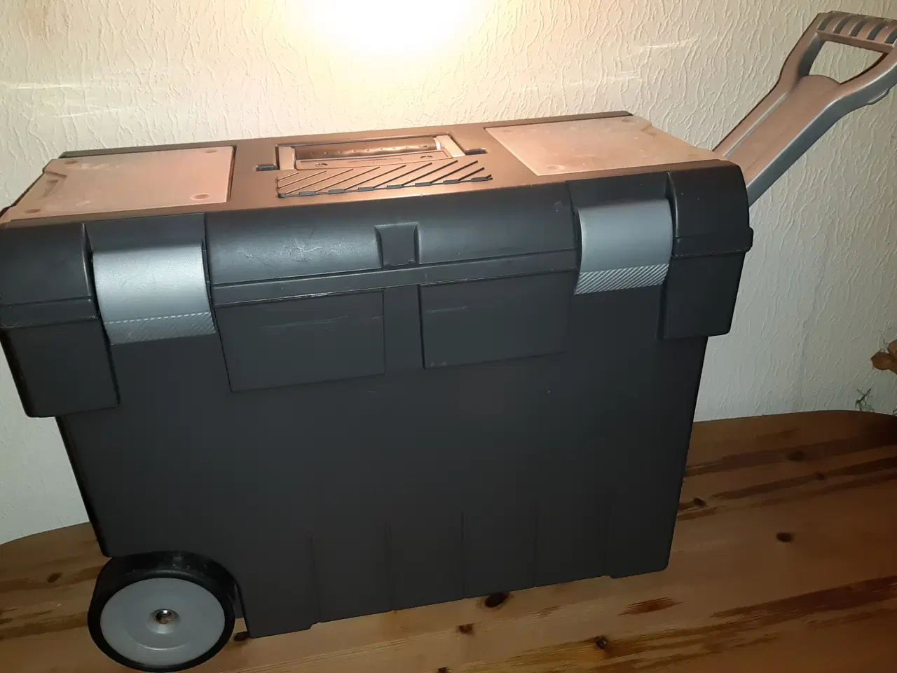 Billede 2 - Værktøj og værktøjskasse m hjul, brugt få gange.
