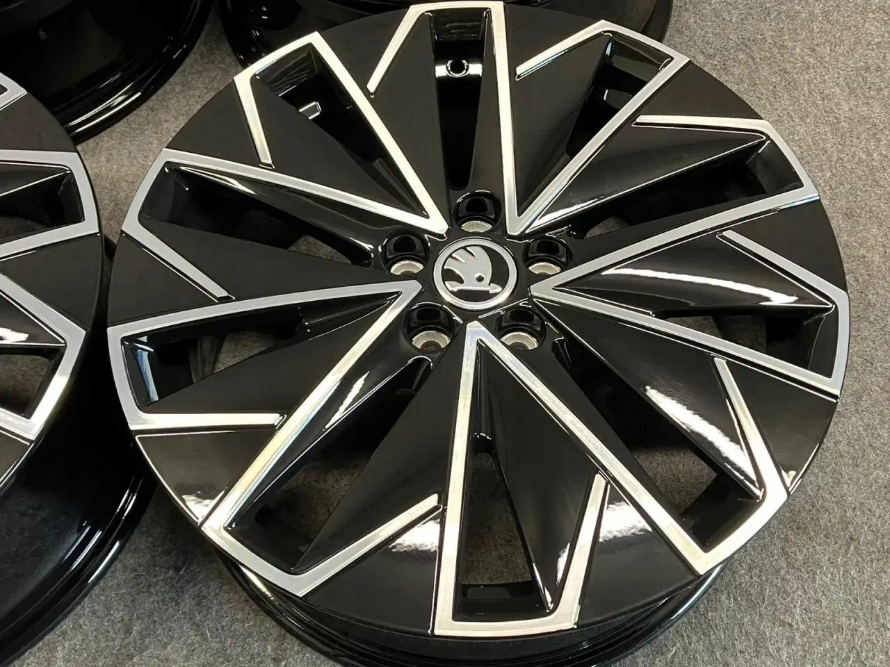 Billede 4 - ALUFÆLGE SKODA SCALA 658 17"