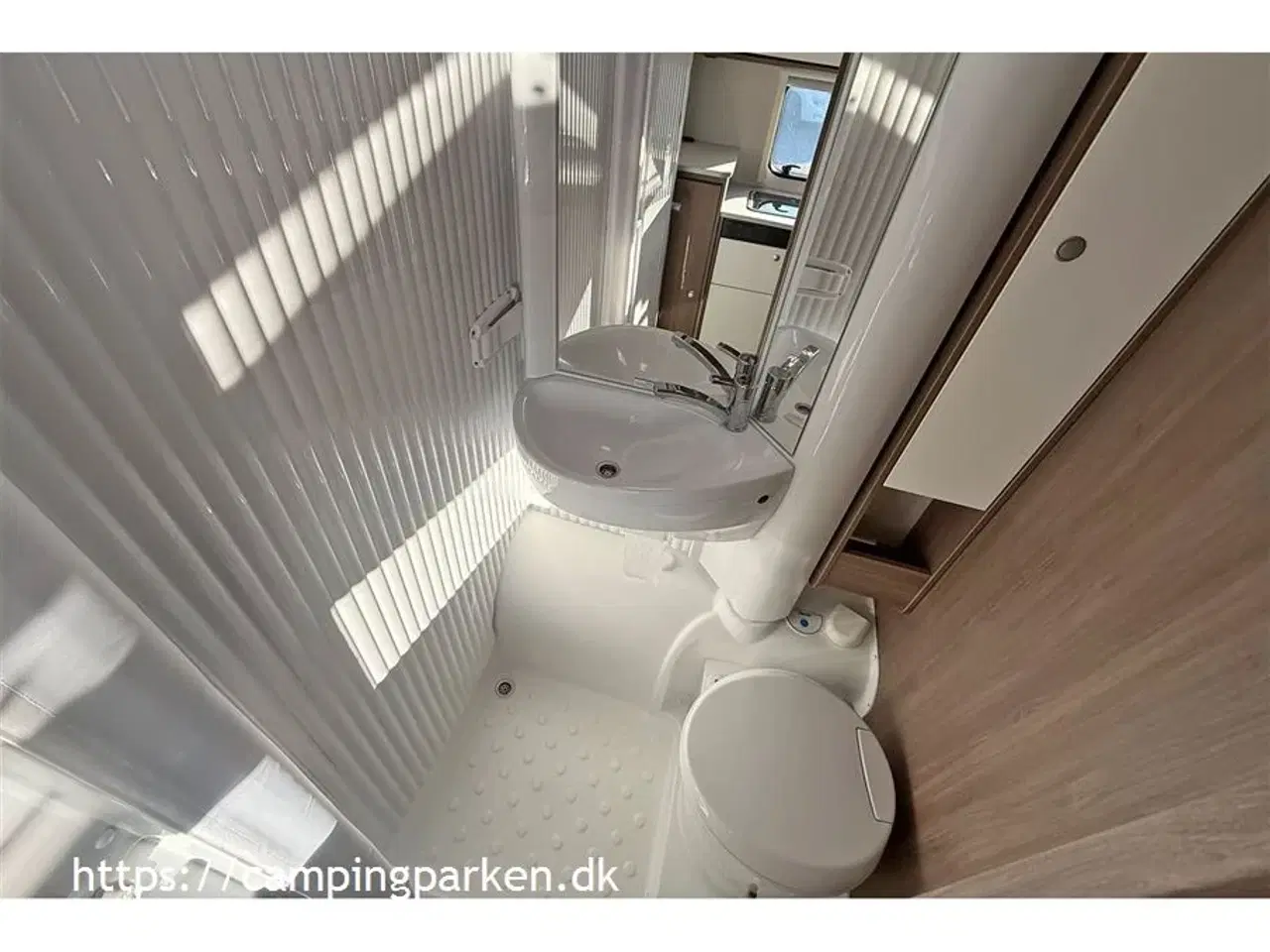 Billede 12 - 2024 - Carado V337 Pro   Carados populære smalle Van med enkeltsenge og kun 664 cm lang