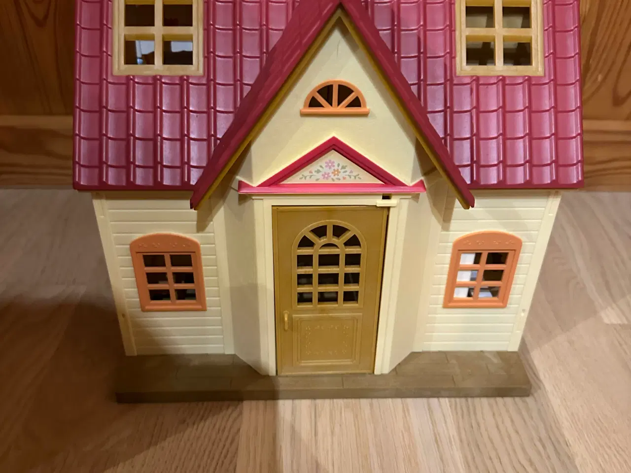 Billede 1 - Sylvanian hus / dukkehus m. tilbehør, bil, figurer