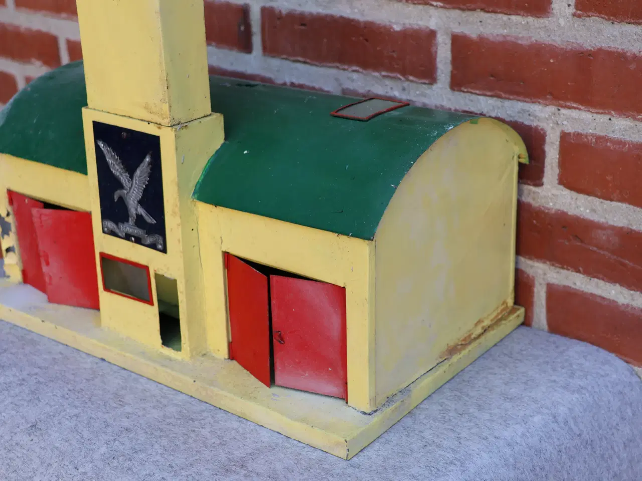 Billede 3 - Gl Tekno Falck station i metal.