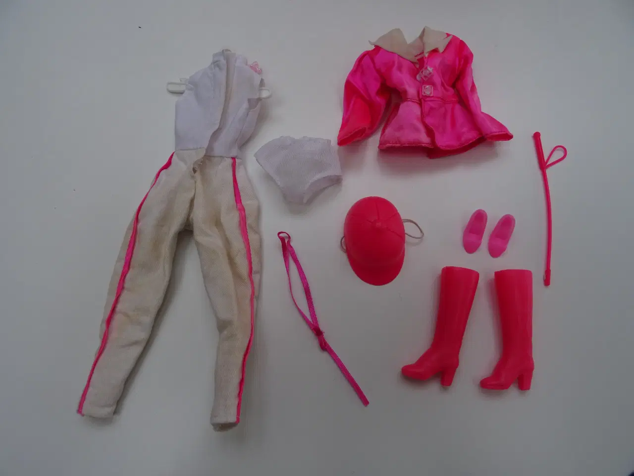 Billede 4 - Barbie hest med dragt og udstyr