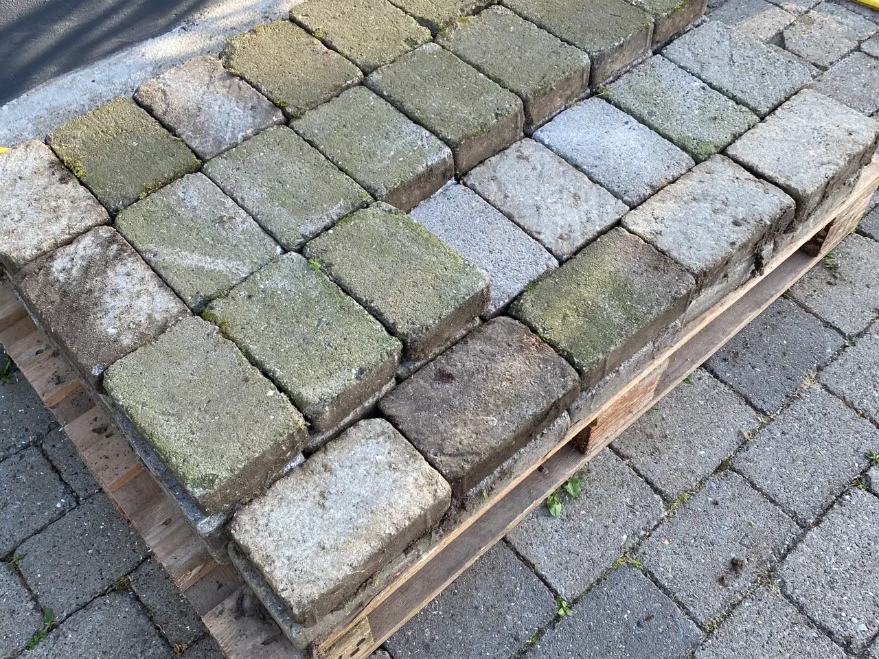 Billede 1 - Fliser gives væk