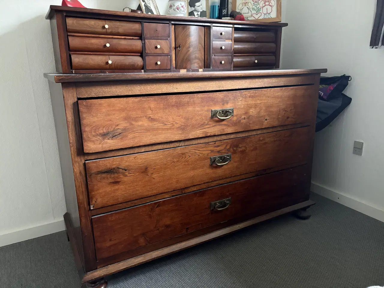 Billede 1 - Chartol med skuffer, skriveplade og mange små rum