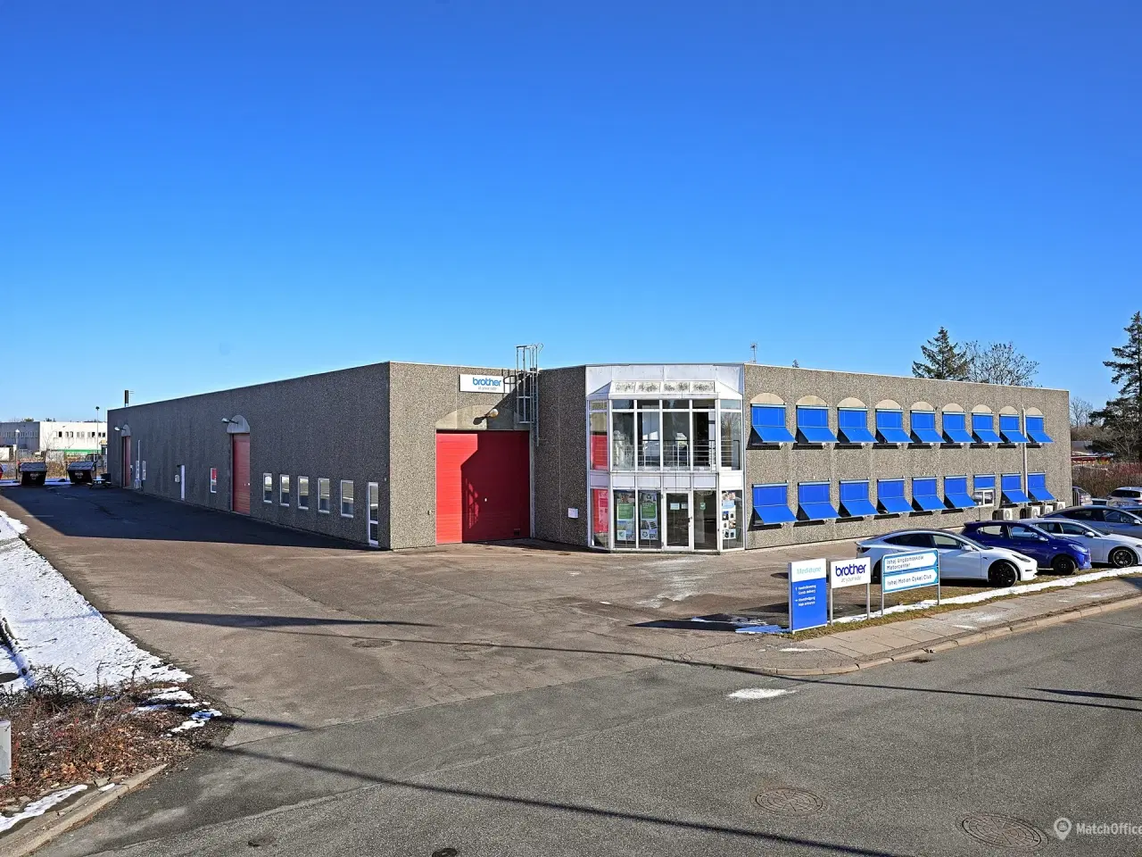 Billede 1 - Højloftet lager med 2 store porte samt administration i 2 etager tæt på E20/E47 og Ring 4