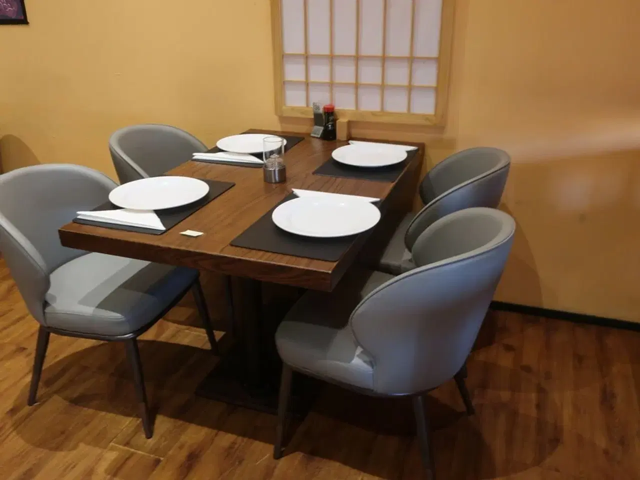 Billede 1 - 3 borde og 12 nye stole