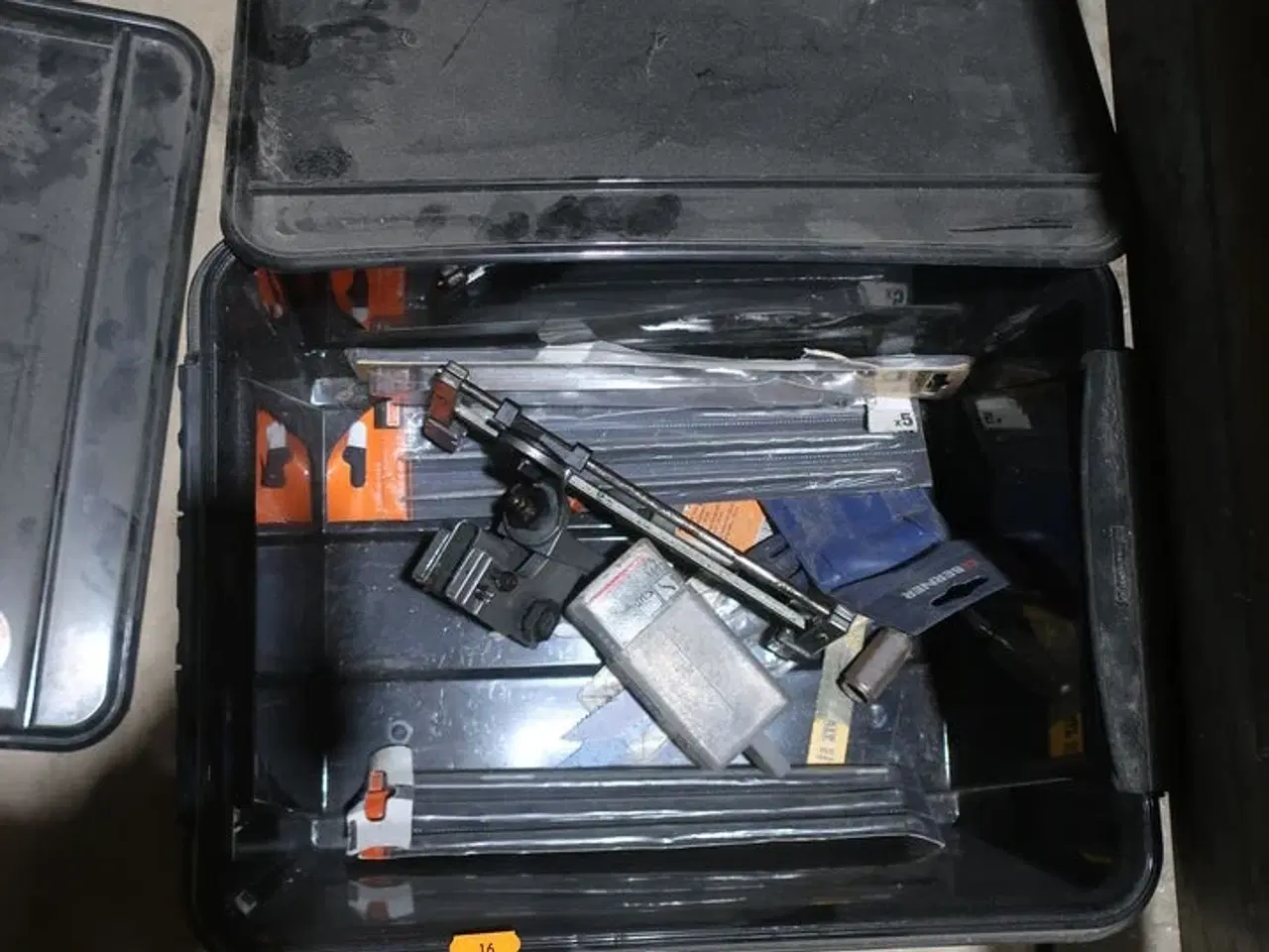 Billede 2 - Div. Kasser med værktøj og varelager