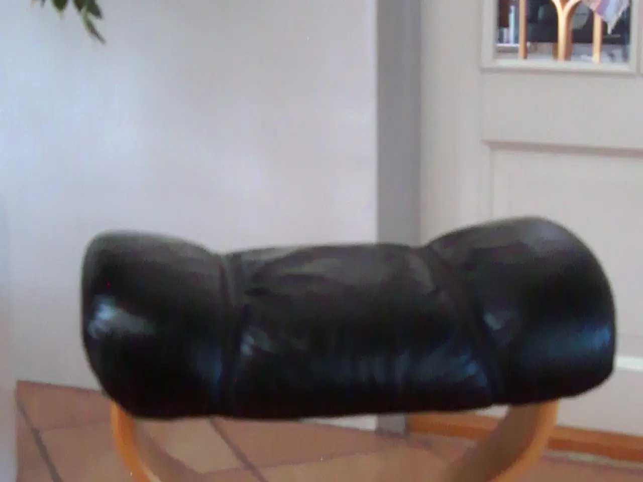 Billede 3 - Stressless fodskammel i lys bøg og med sort læder.