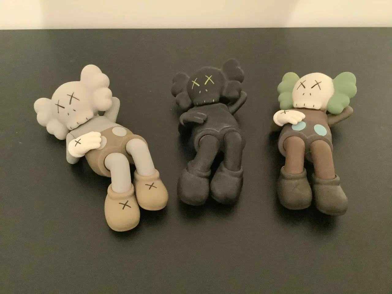 Billede 2 - KAWS Komplet Sæt af 3 Samlerfigurer i Blød Vinyl
