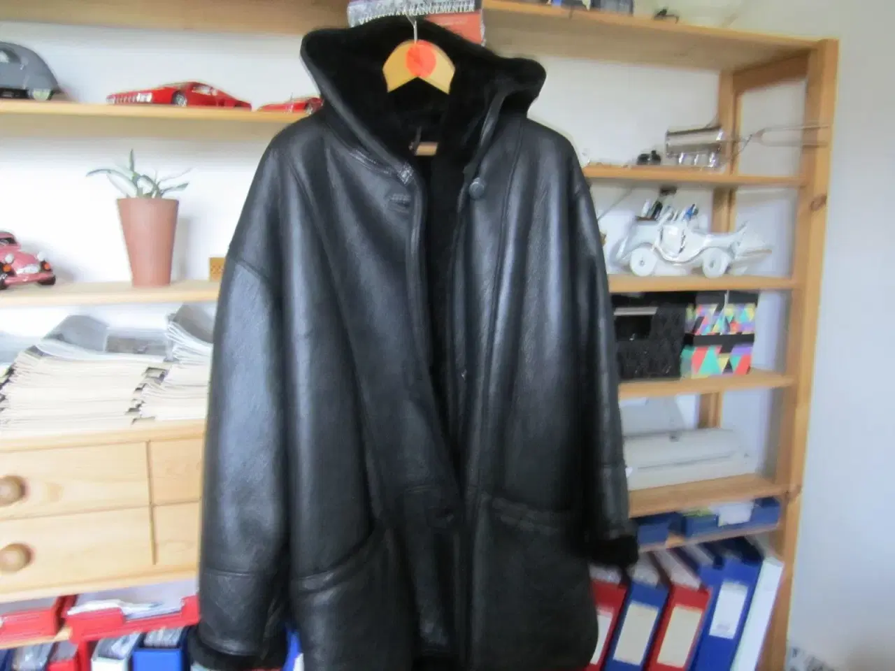 Billede 1 - Sort lammeskinds jakke med hætte.