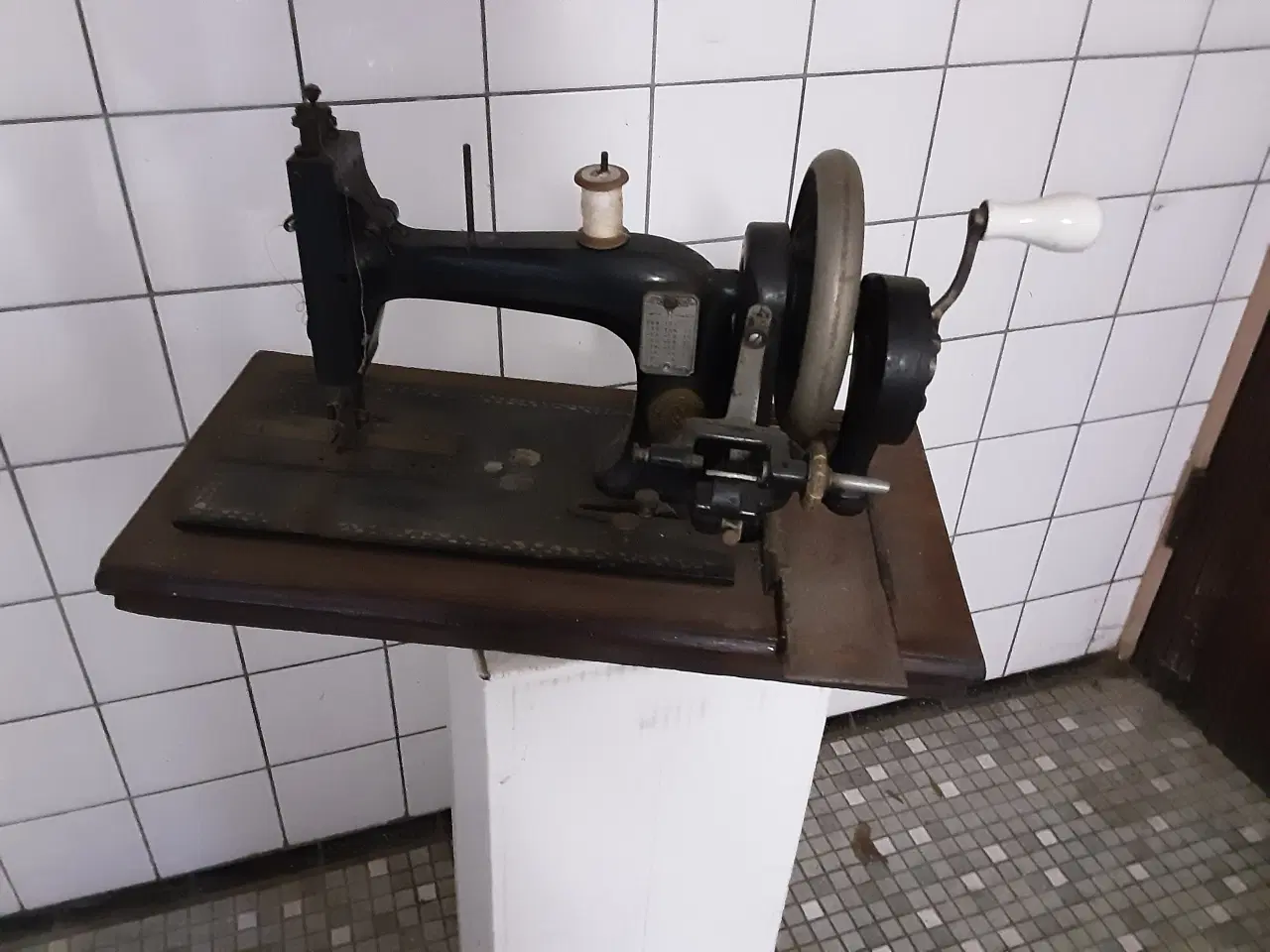 Billede 1 - 2 stk. antikke hånddrevne symaskiner