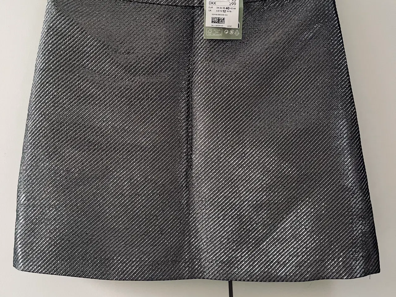 Billede 1 - Ny H&M nederdel med glans