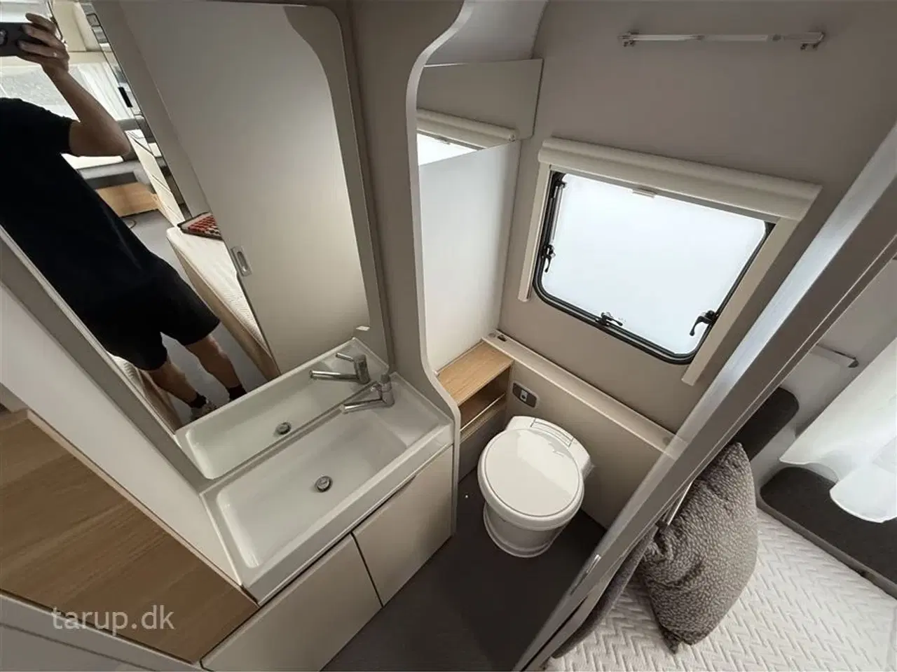 Billede 15 - 2024 - Adria Adora 572 UT Selected Edition   Enkeltsenge, rundsiddegruppe, stort badeværelse, Alde centralvarme, aircondition og Smart Box gaskassesystem, El-gulvvarme