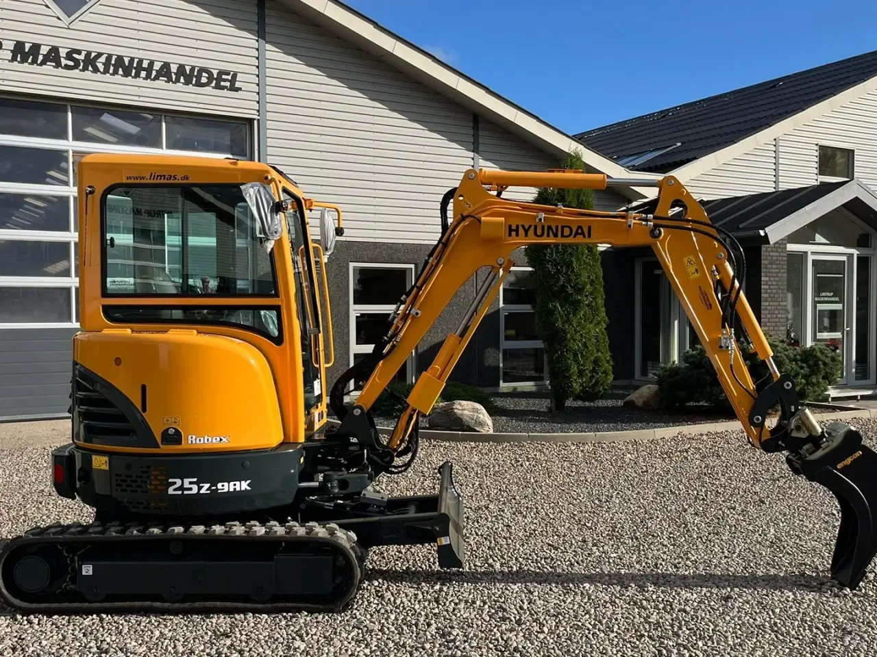 Billede 23 - Hyundai R25Z-9AK Robex med Tilt-Mann tilt skifte samt Engcon skovl. Udlejes, også med forkøbsret.