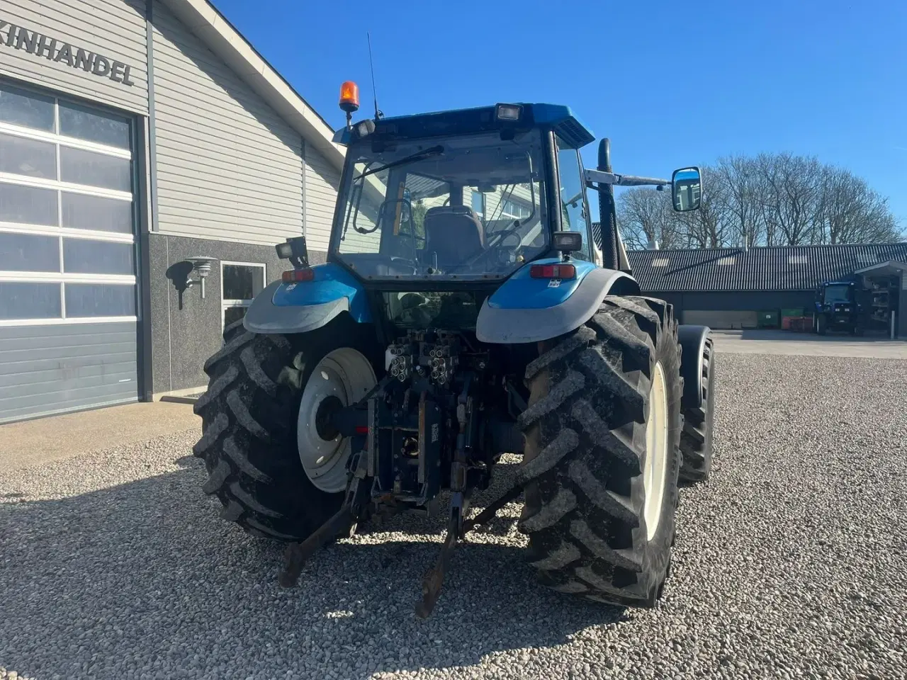 Billede 14 - New Holland 8360 med 4stk fabriksnye dæk til.  Super stærk traktor.