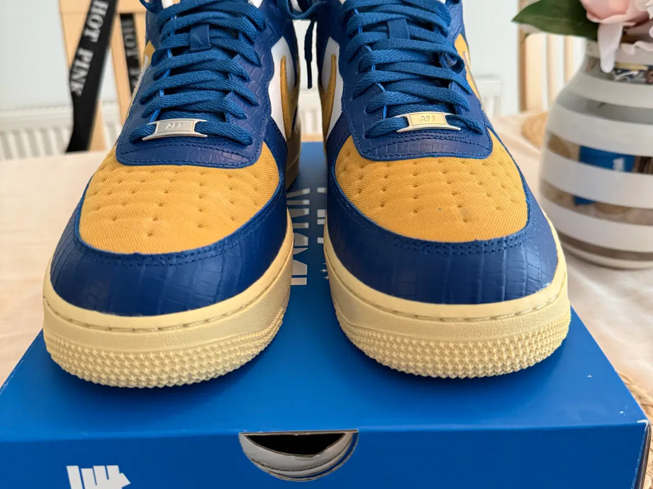 Billede 2 - Nike Air Force 1 x UNDEFEATED “Blue croc”