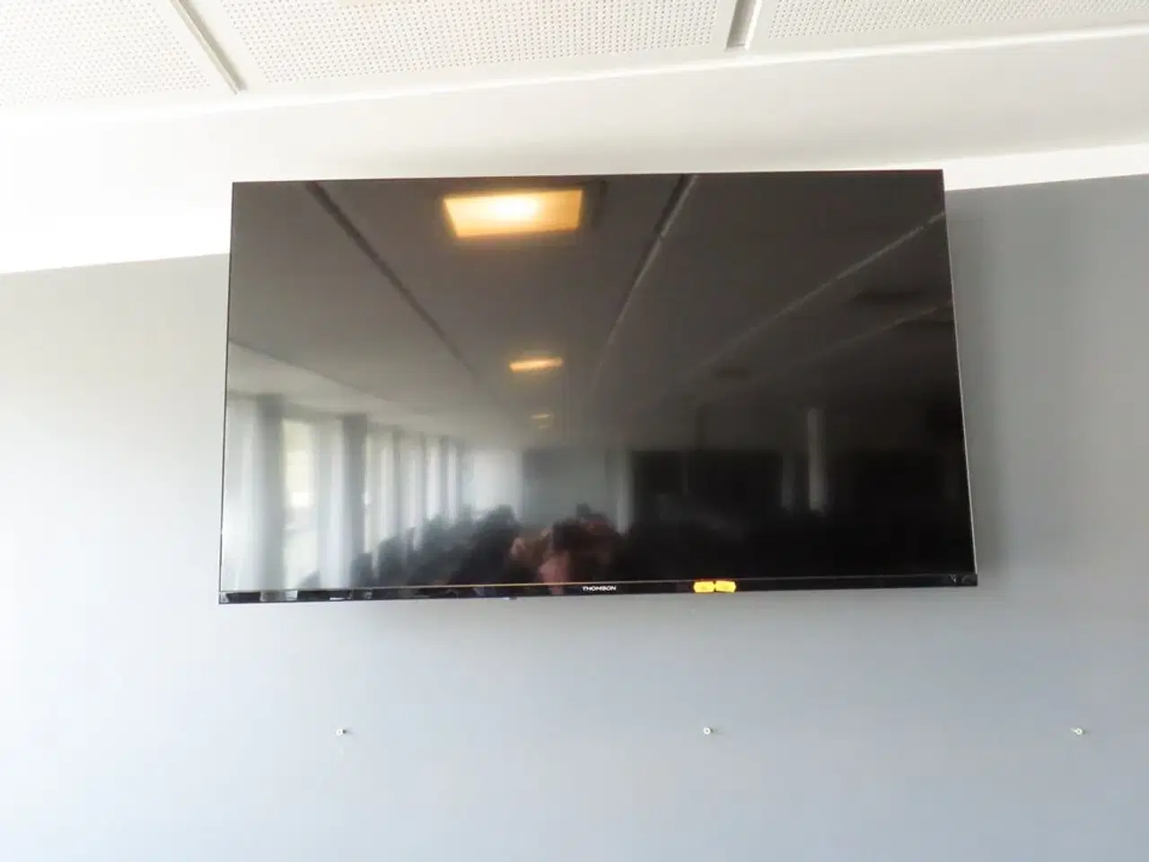 Billede 1 - 43" smart TV, THOMSON 43UA5S13 med fjernbetjening