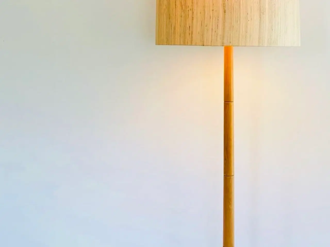 Billede 1 - Lisbeth Brams, gulvlampe. Massiv Egetræ