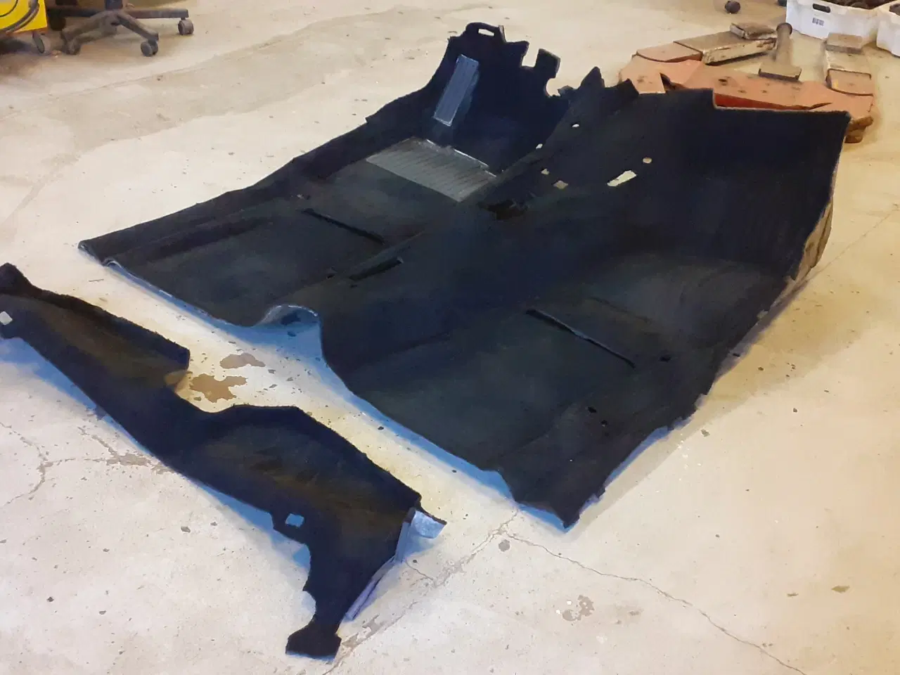 Billede 1 - Sort gulvtæppe BMW E30