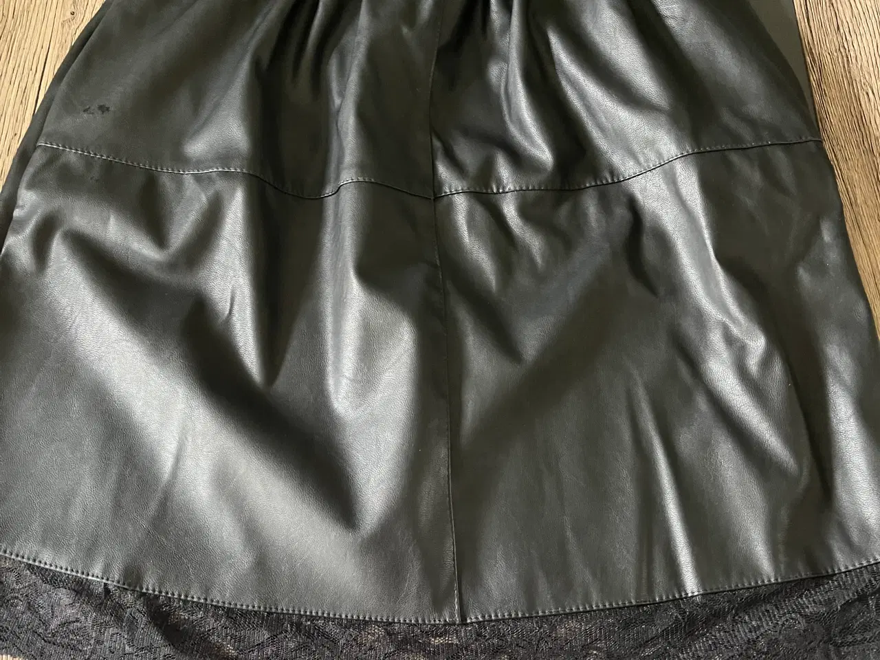 Billede 2 - Nederdel i læderlook ny str Xl sælges