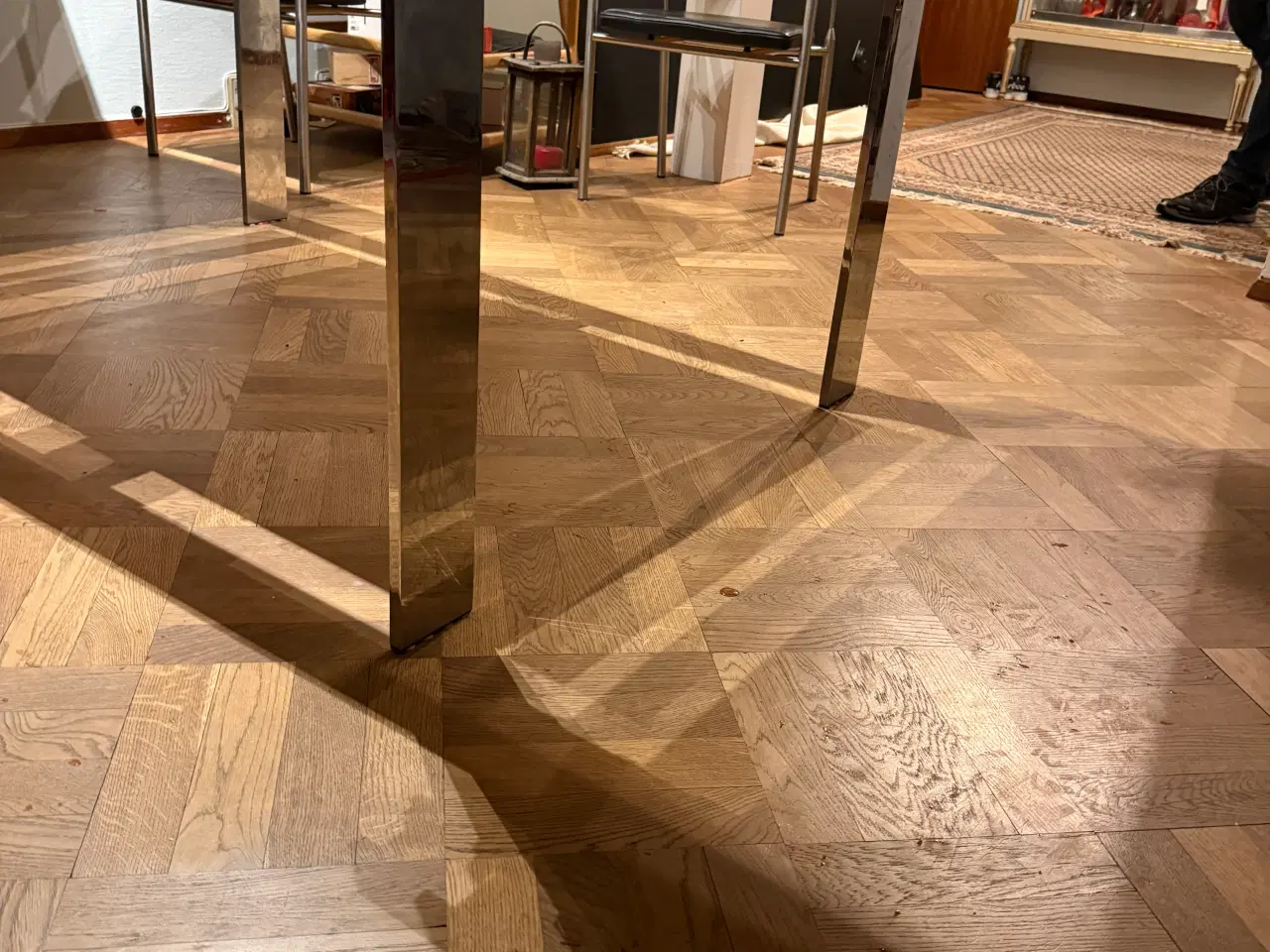 Billede 5 - Virkelig fedt solidt bord med udtræk Gives væk