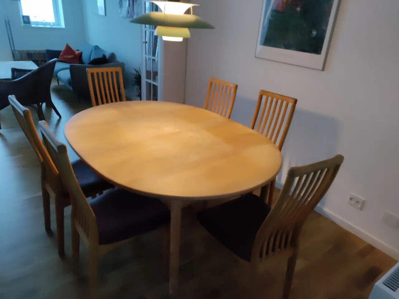 Billede 2 - Spisebord i bøg med 2 ekstra plader og 8 stole