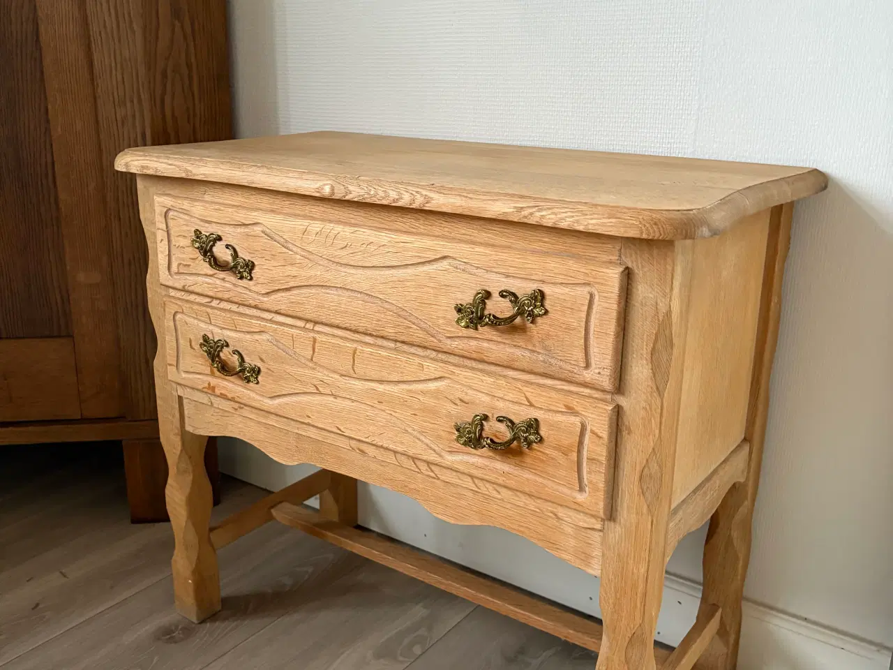 Billede 2 - Flot skænk i træ