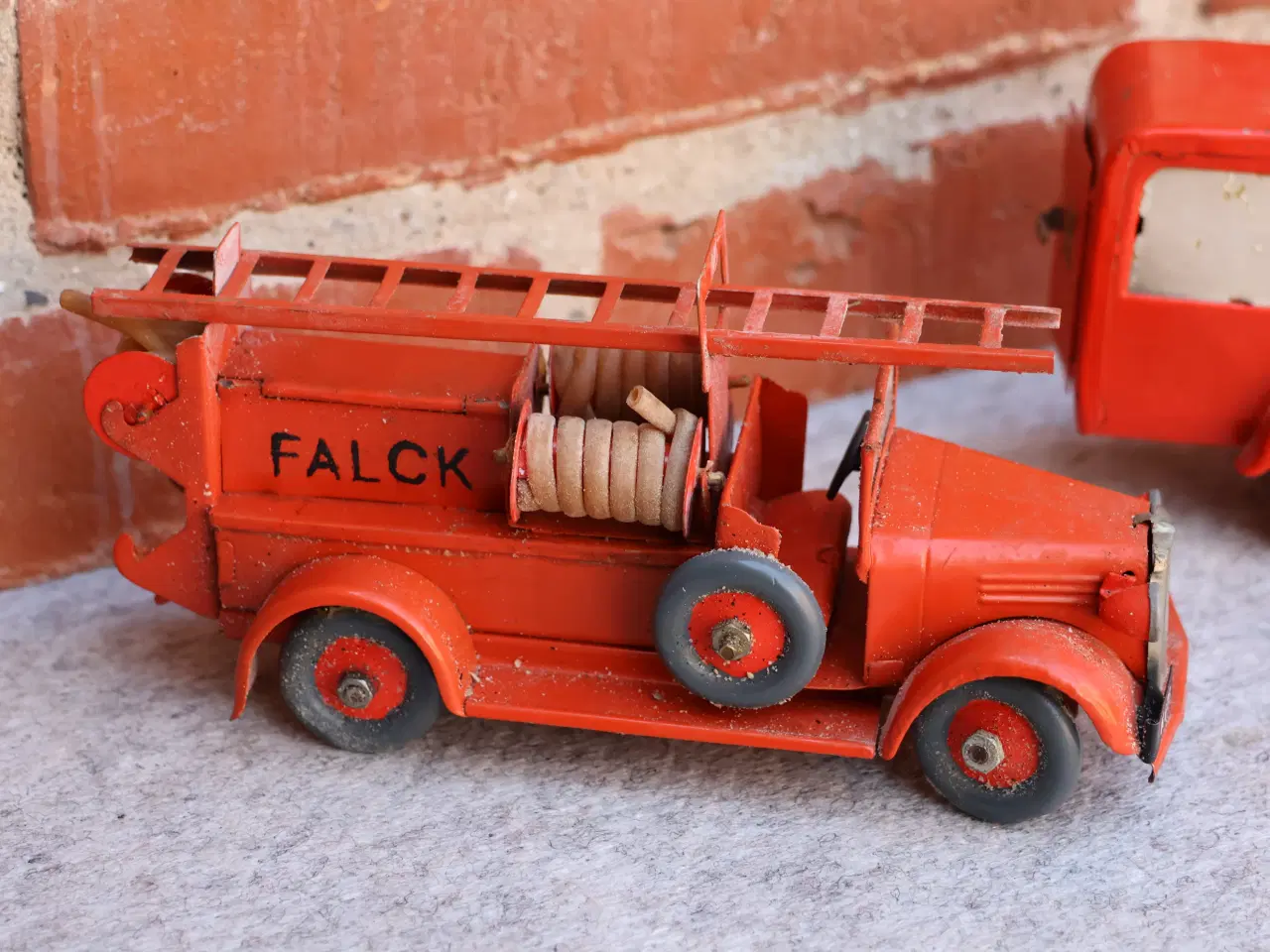 Billede 2 -  2 Stk Gl Tekno Falck biler: brandbil og ambulance