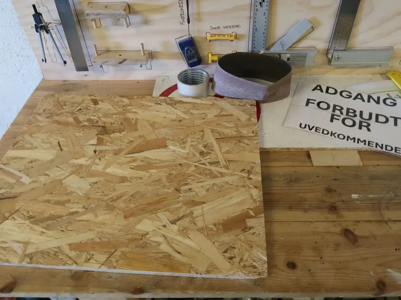Billede 3 - Arbejdsbord med indhold