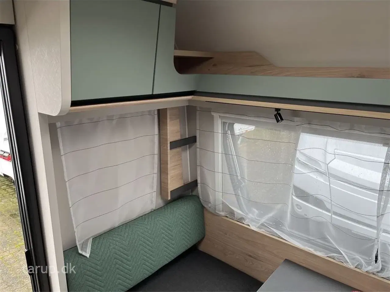 Billede 9 - 2026 - Dethleffs Camper 460 EL    Enkeltsenge med sengeudvidelse, NYHED nu med 2 gasblus, ende-sidde-gruppe, el-gulv-varme, 17 tommer alufælge, 137 l. køleskab m/ fryser,